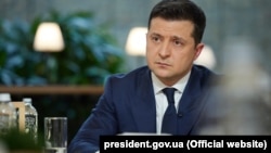 Водночас Володимир Зеленський запевнив, що наразі обговорень на цю тему немає