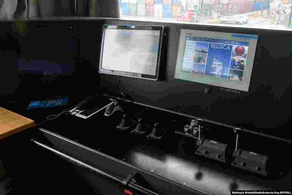 Пульт керування трьома лебідками судна &ndash; це можна робити зсередини судна