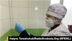 Лідирують серед регіонів: Сумська область, тут повністю вакциновані – 95,8%; Луганська – 94,5%; Черкаська – 94,1%; Дніпропетровська – 94%; Донецька – 93,9%