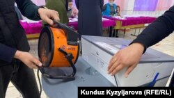 Жылытылып жаткан үкөк. Ысык-Көлдүн Теплоключенка ыйылындагы №3122 шайлоо тилкеси. 