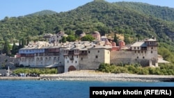 Вигляд з моря на монастир Ксенофонт, який є одним із 20 монастирів на Афоні