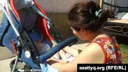 Женщина с ребенком, живущая в кризисном центре для молодых мам. Шымкент, 22 августа 2014 года.