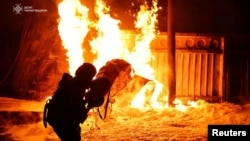 Рятувальники гасять пожежу після російського удару по критичній інфраструктурі на Чернігівщині, 15 вересня 2025 року