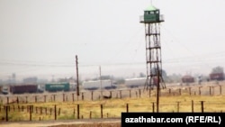 Illýustrasiýa suraty. Türkmen- Eýran gümrük geçelgesinden bir pursat. Arhiwden alyndy. 2015 ý.
