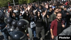 Шествие участников акции протеста в Ереване, 18 апреля 2018 г.