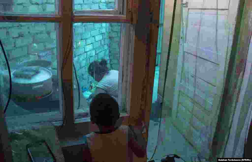 Назгүл Итикеева төрт баласы менен Төкөлдөш жаңы конушундагы батирлердин биринде баш калкалап келет. Батир үчүн айына 4 миң сом акы төлөйт. &nbsp;