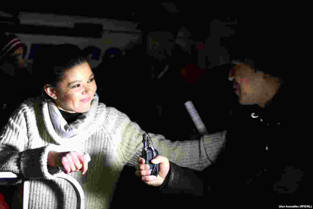 Ырчы Руслана &quot;Азаттыкка&quot; маек куруп жатат.