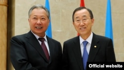 БУУнун баш катчысы Бан Ги Мун кыргыз президенти Курманбек Бакиев менен жолугушууда, Бишкек, 3-апрель.