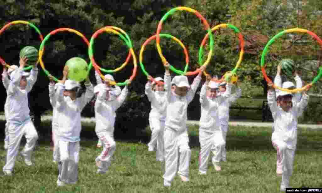 &ldquo;Sagdynlyk we bagtyýarlyk hepdeligi&rdquo; diýilýän çärelere gatnaşdyrylan ýaş çagalar.