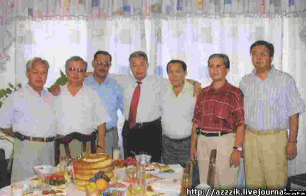 Курманбек Бакиев со своими братьями. Фото с блога Азамата Иманалиева.