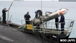 Американська ракета «Томагавк» під час завантаження у Великій Британії