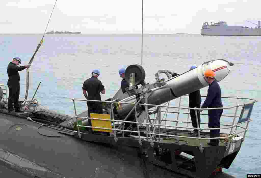 Военнослужащие ВМС Великобритании с ракетой «Томагавк» на военно-морской базе в Индийском океане в ноябре 2001 года. Президент США Дональд Трамп выражает все большее разочарование Москвой из-за пробуксовки мирных переговоров. Как сообщается, разговоры о потенциальных поставках «Томагавков» Киеву были возобновлены недавно на фоне стремления Белого дома заставить Кремль «почувствовать боль» от развязанной им войны против Украины