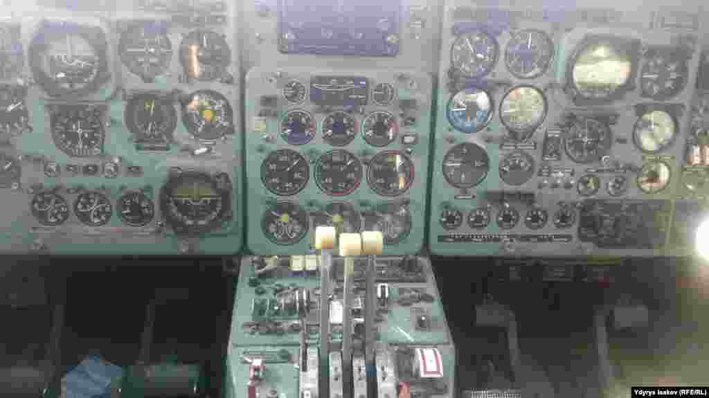 Як-40тын ичи, учурунда эчен жүргүнчүлөрдү ташыган учак-такси.