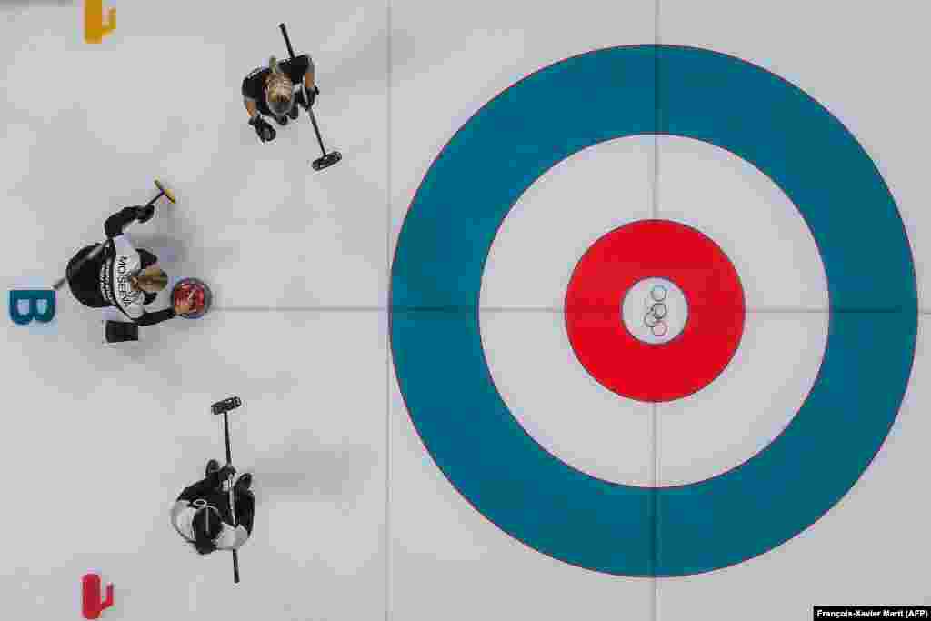 Керлинг: российские спортсменки во время женских соревнований по керлингу между олимпийцами из России и Великобритании