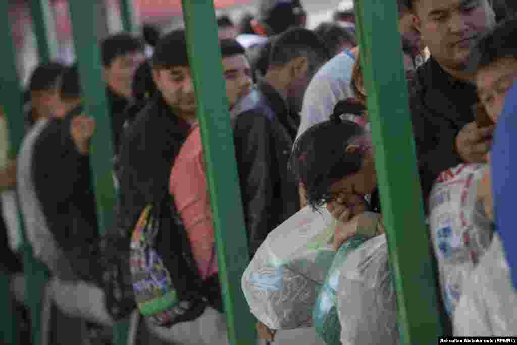 Чтобы перейти с территории Кыргызстана в Казахстан, многие простаивали в очередях по несколько часов.