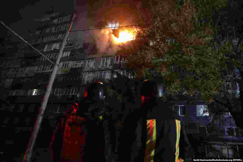 За інформацією столичної влади, пожежу в багатоповерхівці на Печерську спричинили уламки ударного безпілотника.Основною ціллю атаки була енергетична інфраструктура столиці: як повідомив міський голова Києва Віталій Кличко, без світла залишився весь лівий берег столиці, частина міста – без водопостачання. Перебої з електрикою фіксували в кількох районах