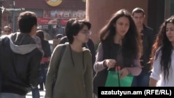 Երևանի փողոցներից մեկում, արխիվ