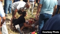 29-июлда "Daewoo Leganza" үлгүсүндөгү автоунаа Тажикстандын түндүгүндөгү Дангара районунда велосипед менен кыдырып жүргөн чет өлкөлүк туристтердин тобун сүзүп кеткен.