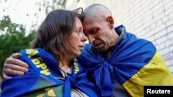 Украінскі ваеннапалонны Аляксандар абдымае сваю жонку Алену пасьля абмену ваеннапалоннымі паміж Расеяй і Ўкраінай. 23 траўня 2025 году