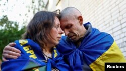 Буга чейин айырбашталган украиналык аскерлердин бири.