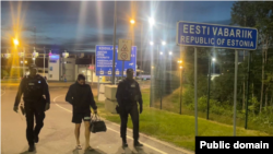 Денис Тен під час депортації з Естонії