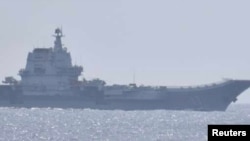 Истребитель взлетает с палубы китайского авианосца "Шаньдун", 10 апреля 2023 года