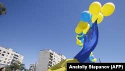 Велетенський український прапор запускають у зону ООС на Донбасі. Авдіївка, 23 серпня 2018 