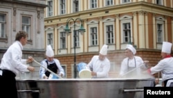 Bosnian chefs in a previous attempt to set a world record in Sarajevo in 2015