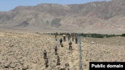 Пограничники натягивают колючую проволоку на границе Кыргызстана и Таджикистана. Страны очертили линии после многолетних споров