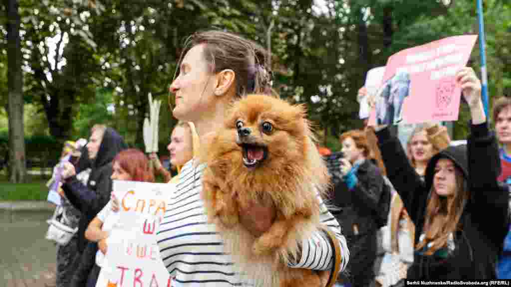 По дорозі&nbsp;учасники маршу скандували серед іншого, &laquo;Україна гуманна країна&raquo;, &laquo;Хутро &ndash; це не круто&raquo;. Хто не міг скандувати, той гавкав:)