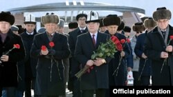 Мамлекеттик катчы Сүйүнбек Касмамбетов баштаган коомдук жана мамлекеттик ишмерлер. 7-ноябрь, 2021-жыл.