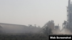 Дым над заводом «Гежуба Шиели цемент» в Кызылординской области. Август 2021 года