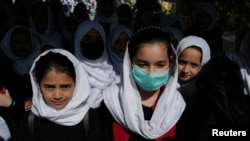 Ооганстандагы окуучу кыздар.