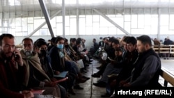 آرشیف - متقاضیان پاسپورت در داخل ریاست پاسپورت در کابل