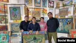 Шухрат Бабаджанов (второй слева) на своей персональной выставке в Ташкенте.