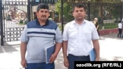 Адвокат Умид Давлетов (справа) и Гайрат Бабаджанов возле здания Верховного суда Узбекистана. Ташкент, 16 мая 2019 года. 