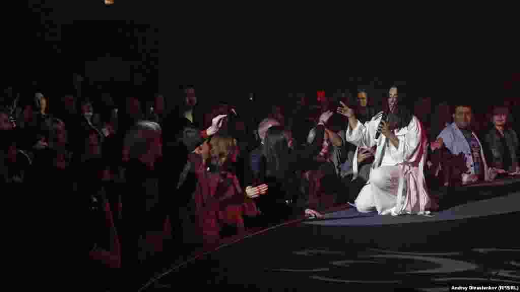 Коли Джамала підходила ближче до сцени, глядачі намагалися доторкнутися до неї