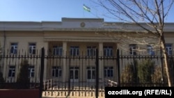 Рашитжон Қодиров ва шериклари устидан маҳкама Тошкент шаҳар Юнусобод туман суди биносида ўтказилмоқда.