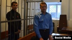 Андрей Коломиец с адвокатом во время судового заседания в оккупированном Крыму