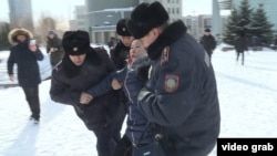 Астанада нааразылык акцияга чыккандарды кармоо учуру. Февраль, 2019-жыл.