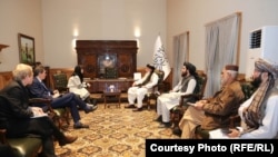 نماینده ویژه سازمان ملل برای افغانستان چندین بار با مقامات طالبان ددار کرد تا آنان را به بازگشایی مکاتب دخترانه و رعایت موازین حقوق بشری ترغیب نماید.