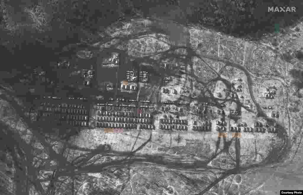 Палатки российских военных и административная зона в Ельне, Россия, 9 ноября 2021 года