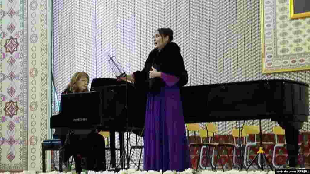 Aýdymçy Bibijamal Amanowa, sazanda Stella Faramazowa