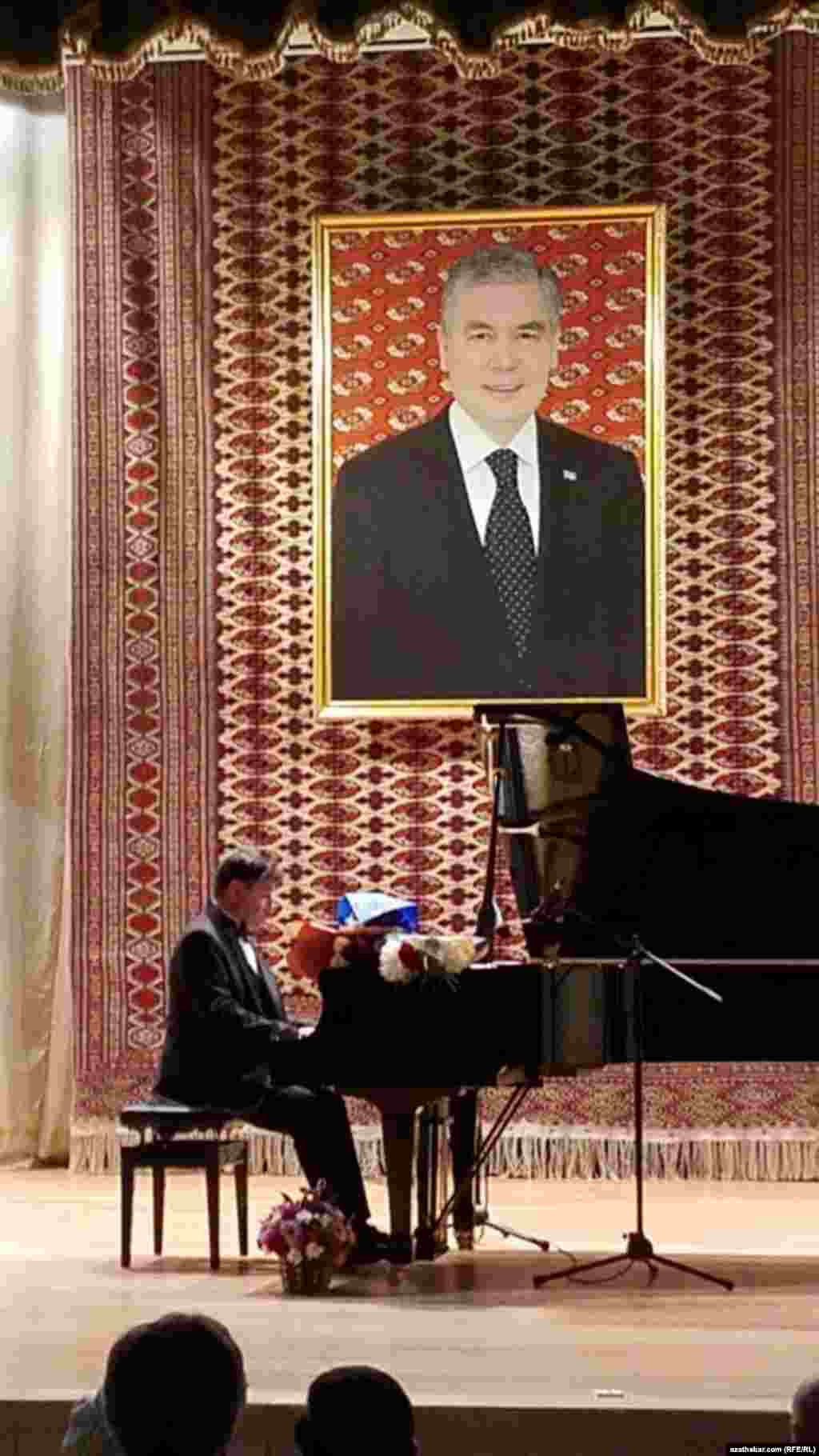 Wladimir Mkrtumow saz çalýar.&nbsp;