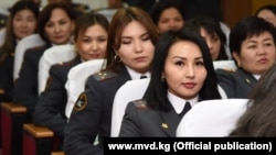 Кыргызстандын күч кызматтарында иштеген кыз-келиндер. 
