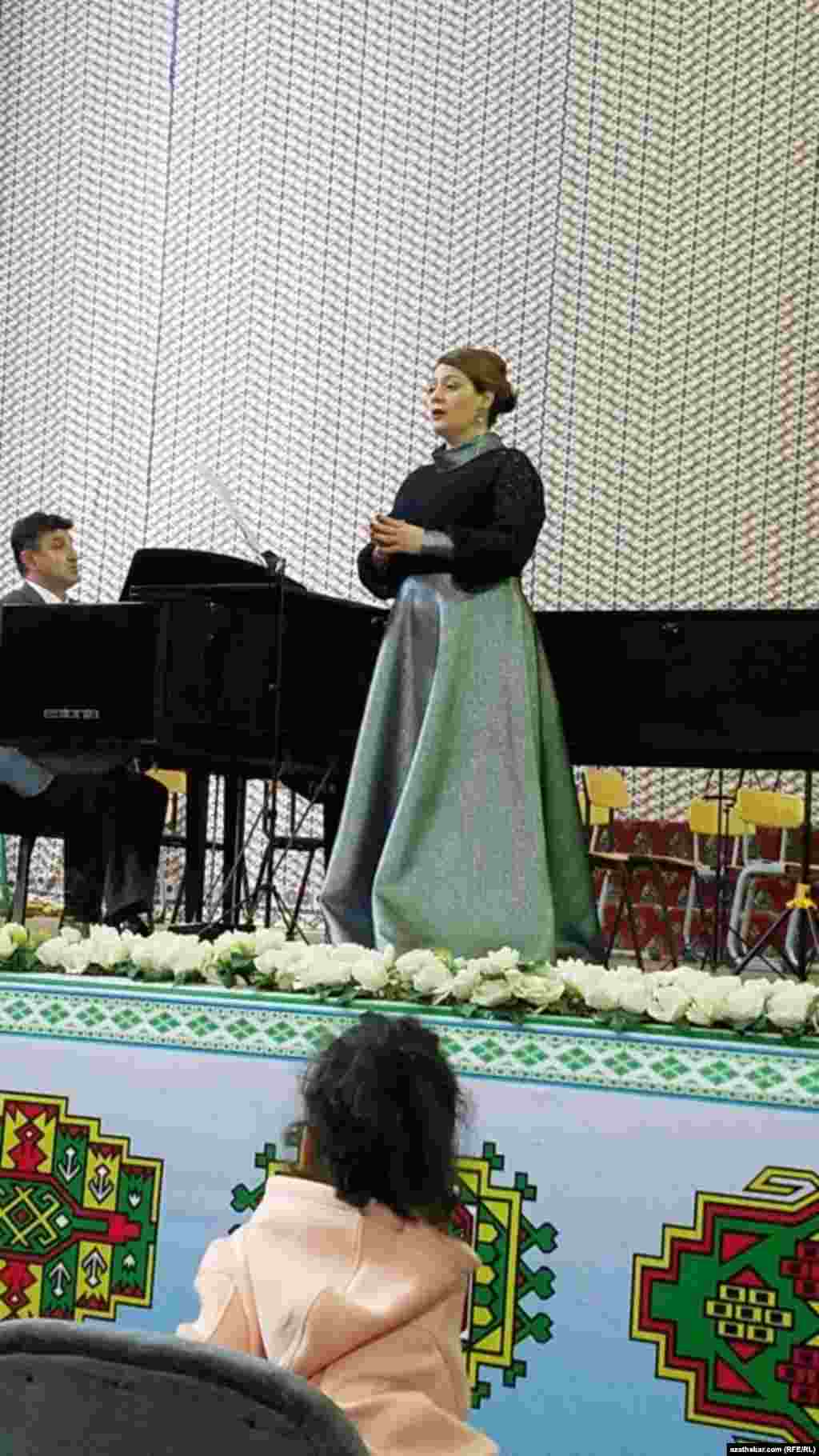 Bahar Durdyýewa aýdym aýdýar,&nbsp; Wladimir Mkrtumow saz çalýar.&nbsp;