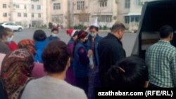 Продажа продуктов с автомобиля. Ашхабад, декабрь, 2021.    