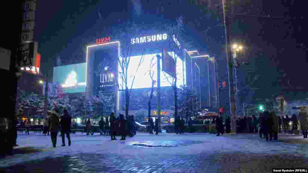 Снегопад создал праздничное настроение в Бишкеке.