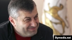 Упорство, с которым экс-президент продолжает идти к цели, несмотря на препятствия, у многих в Цхинвале вызывает интерес