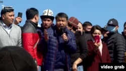Жанар Акаев на митинге в Бишкеке. 7 октября 2020 года.